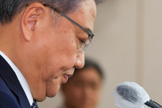 박진 외교부 장관이 6일 서울 종로구 외교부 청사에서 2018년 대법원의 배상 확정판결을 받은 국내 강제징용 피해자들에게 행정안전부 산하 일제강제동원피해자지원재단(이하 재단)이 조성한 재원으로 판결금을 대신 변제하는 방안을 발표하고 있다. 공동취재=연합뉴스